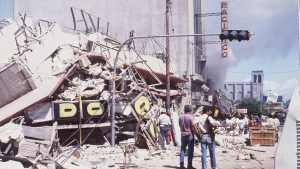 Varios edificios del centro de San Salvador colapasaron.